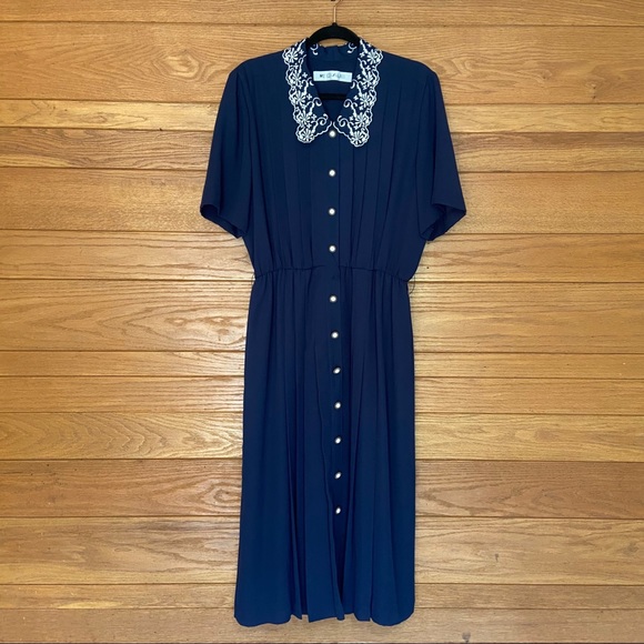 Chaus Dresses & Skirts - Vintage grannycore navy button up pleated dress